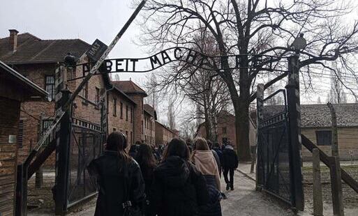 W środę, 25 marca 2026r., odbyła się wycieczka klas 7 i 8 do Państwowego Muzeum Auschwitz-Birkenau. Głównym celem wyjazdu było oddanie czci i pamięci wszystkim ofiarom tej największej w dziejach ludzkości zbrodni.