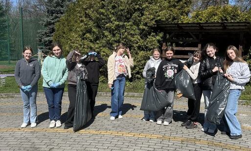 ,,Nasza moc, nasza planeta” – pod takim hasłem, które podkreśla znaczenie wspólnych działań na rzecz  ochrony środowiska, przebiegały obchody tegorocznego Dnia Ziemi. 	W Zespole Szkolno – Przedszkolnym im. Jana Pawła II w ramach świętowania zorganizowano 
