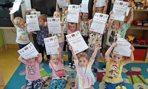 W roku szkolnym 2025/2026 nasze przedszkolaki już kolejny raz wzięły udział w projekcie edukacyjnym „Klub Zdrowego Przedszkolaka” organizowanym przez Wojewódzką Stację Sanitarno – Epidemiologiczną w Katowicach.