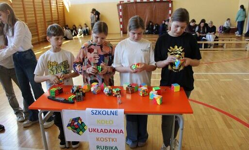 W II semestrze roku szkolnego 2025/2026 w Zespole Szkolno-Przedszkolnym im. Jana Pawła II w Jaskrowie została wdrożona i przeprowadzona innowacja pedagogiczna „Kostka Rubika – Myślę, więc ułożę”.