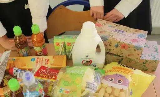 Ławka na której rozłożona różnego rodzaju słodycze