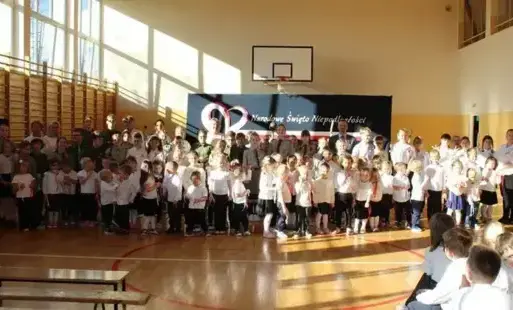 Zdjęcie grupowe dzieci na sali gimnastycznej podczas wystąpień
